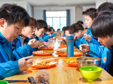 宁强学生用餐